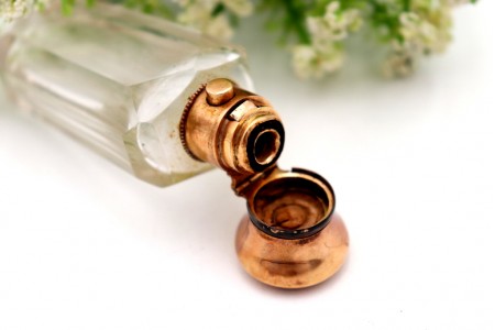 Frasco de perfume em vidro lapidado com tampa em ouro